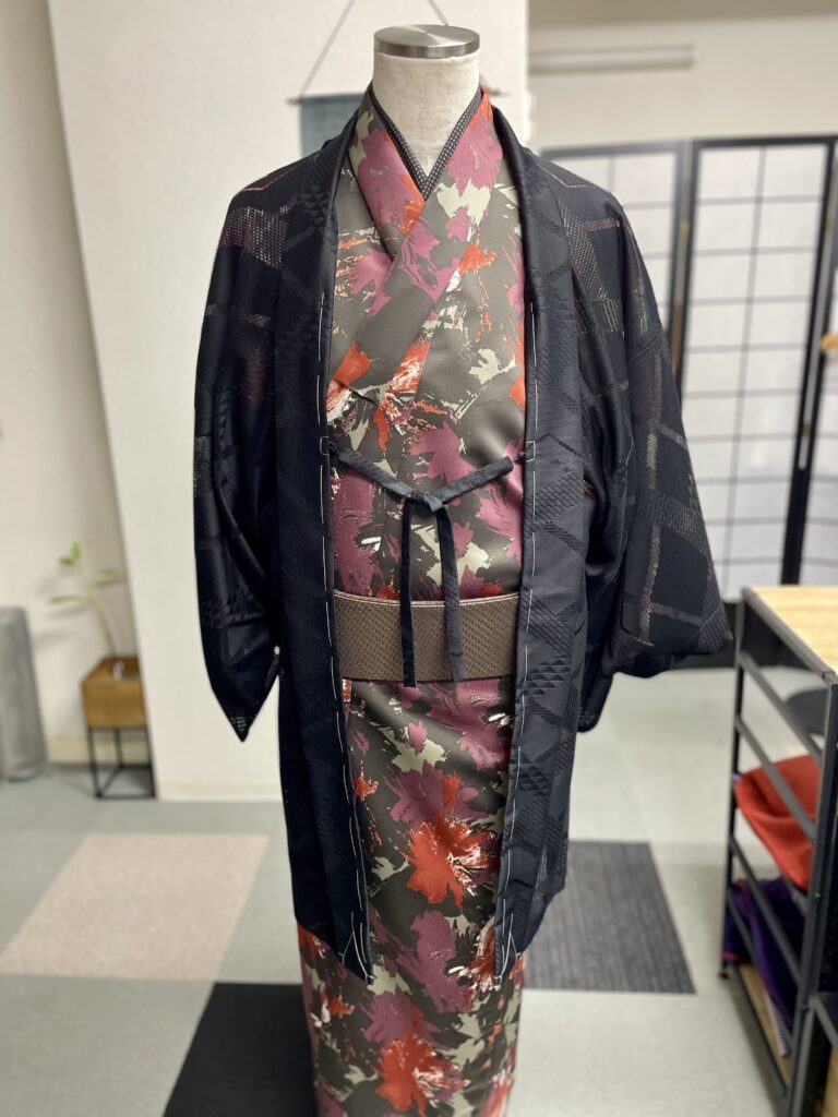 デニムや単衣ポリエステルの男着物に羽織を合わせる