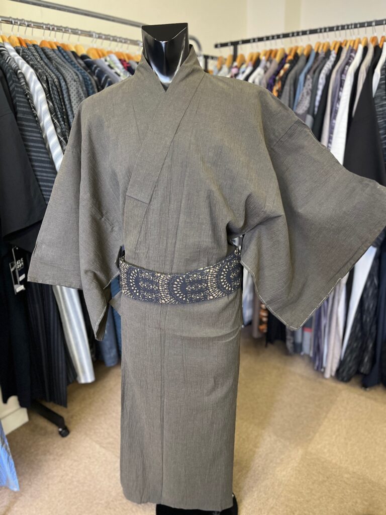 シンプルなカーキ色浴衣にシックな柄角帯を合わせた秋浴衣コーデ