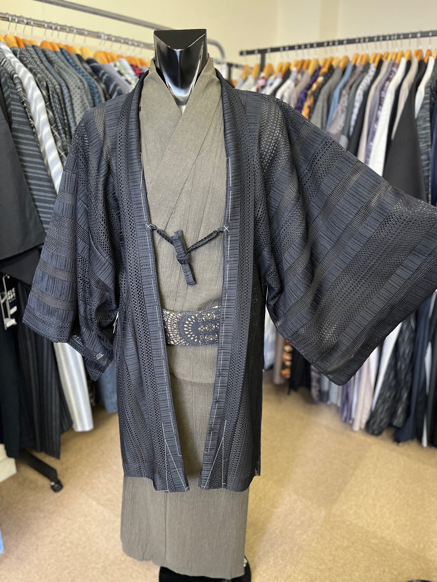 秋の着物とした綿麻浴衣に薄羽織を合わせて大人らしく