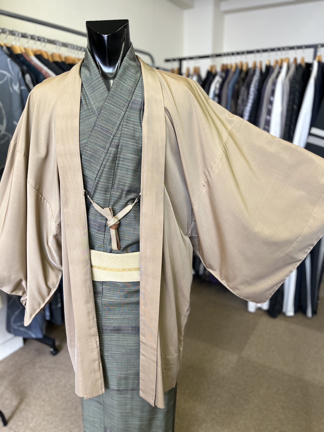 正絹紬着物に薄羽織/紗羽織を合わせています　10月の男着物スタイル